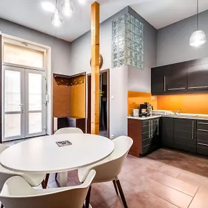 oktogon-4-entire-aircon-apartment.inbudapesthotels.com/